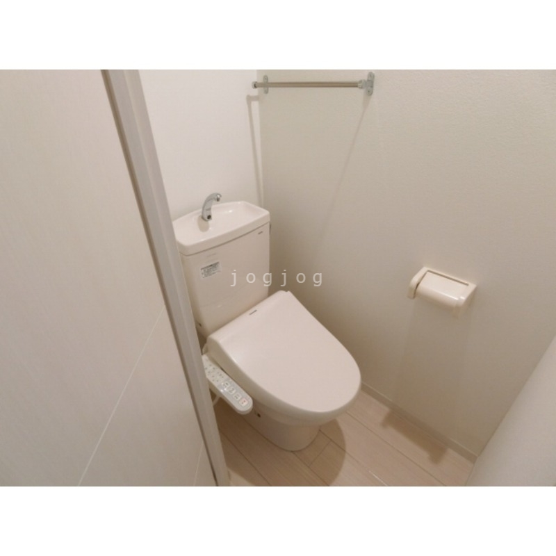 トイレ　嬉しい温水洗浄便座付きのトイレです。