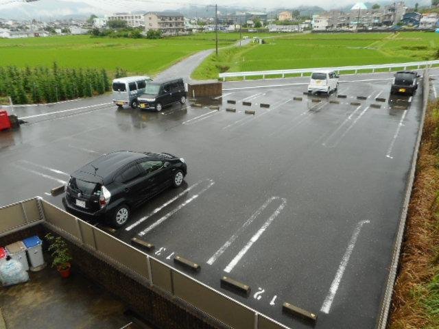 駐車場　駐車場があるので、車を買う予定の方も安心です