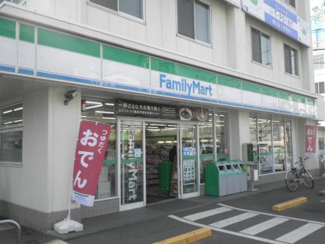 コンビニ　ファミリーマート広島曙二丁目店（コンビニ）まで32m