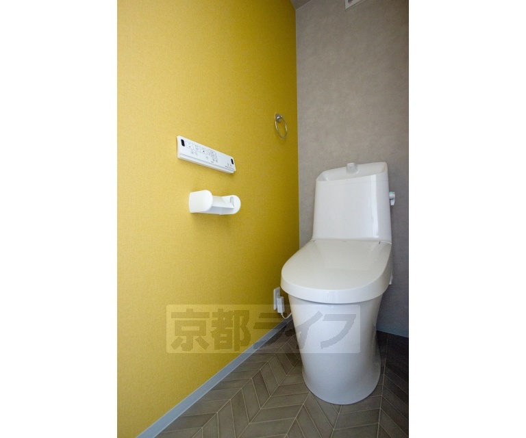 トイレ　温水洗浄付きで快適なトイレです。