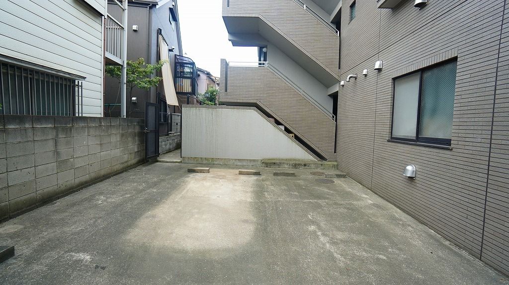駐車場　庭