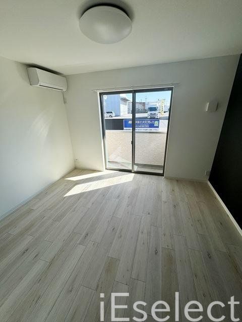 居室・リビング　アクセントクロスがおしゃれなお部屋です。