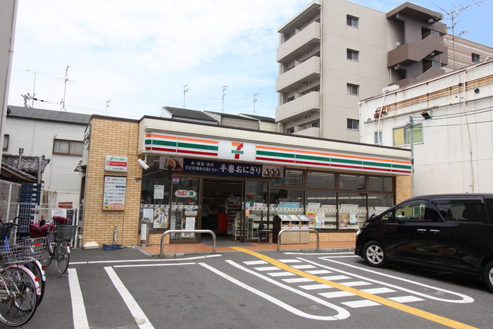 コンビニ　セブンイレブン（コンビニ）まで200m