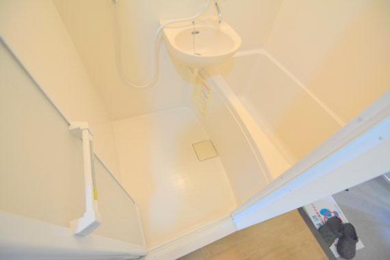 バス・シャワールーム　バスルームはトイレと別々で、広々としていますよ。