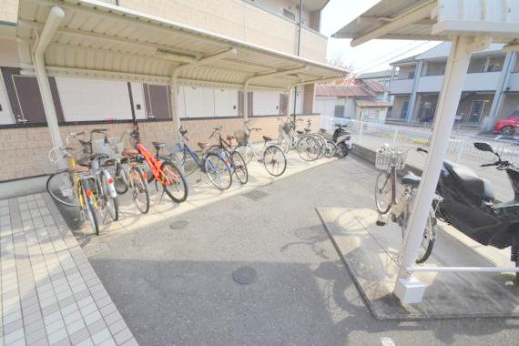 駐車場　敷地内にある駐輪場。雨の日にはうれしい屋根つきです。