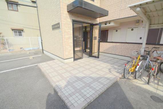 エントランス　エントランス周辺はいつもキレイに片付けられています。