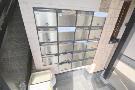 ロビー　ロビーにある各部屋毎のメールボックス。