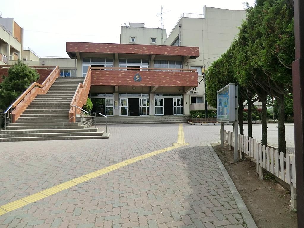小学校　越谷市立東越谷小学校（小学校）まで370m