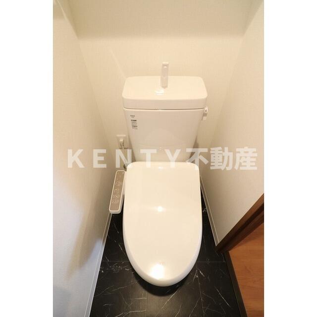 トイレ　落ち着いた色調のトイレです