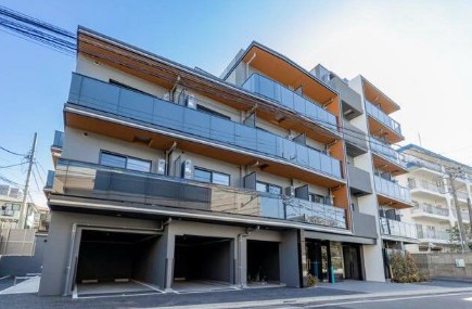建物外観　鉄筋コンクリート造のがっちりとした建物。