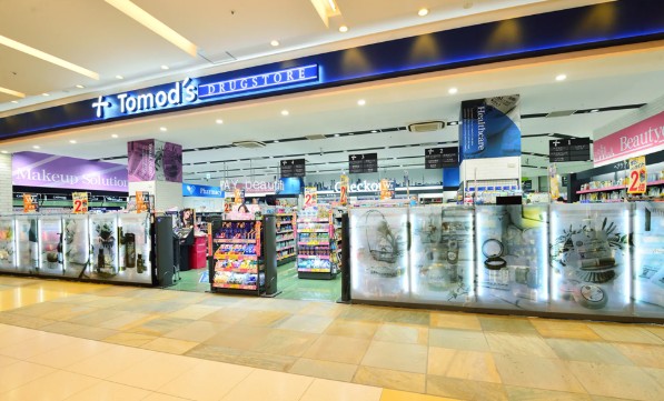 ドラックストア　トモズラゾーナ川崎店（ドラッグストア）まで623m
