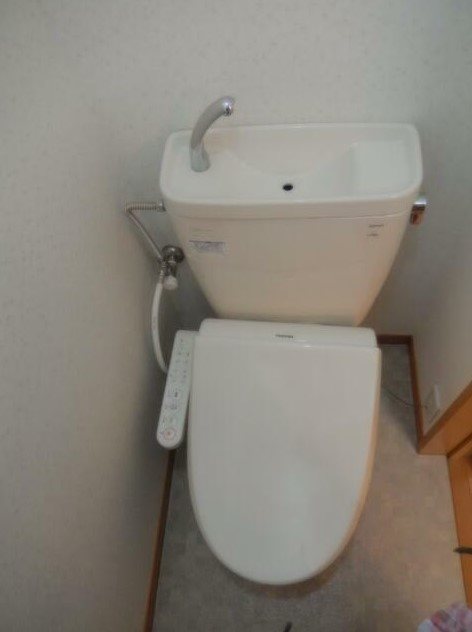 京王線 代田橋駅 徒歩3分 2階建 築44年のトイレ写真