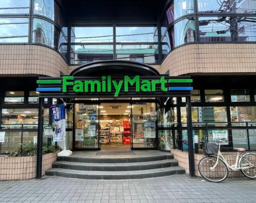 コンビニ　ファミリーマート 南青山四丁目店（コンビニ）まで236m
