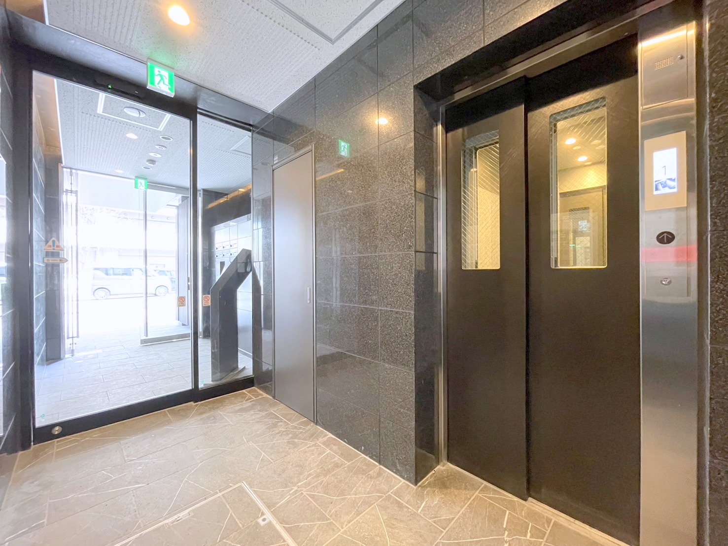 地下鉄東西線 西１８丁目駅 徒歩2分 8階建 築3年の外観写真