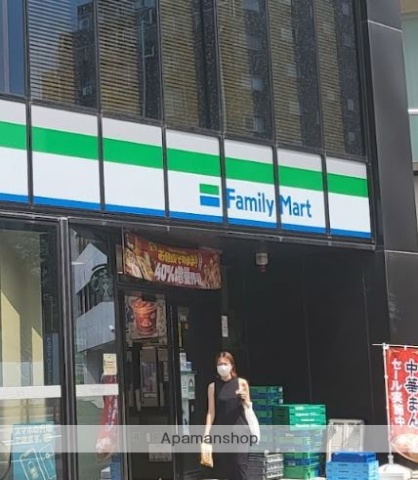コンビニ　ファミリーマート北参道駅前店（コンビニ）まで703m