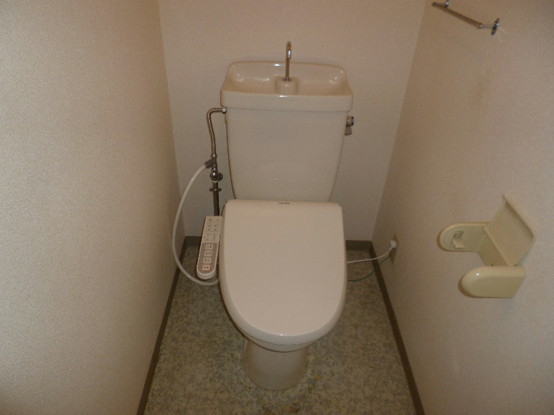 京王線 長沼駅 徒歩3分 3階建 築33年のトイレ写真