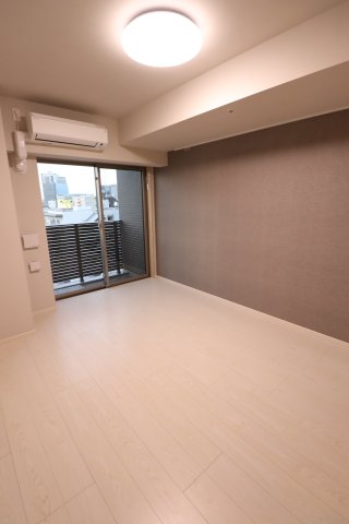 居室・リビング　落ち着いた色合いの床材を使用した居住空間です。