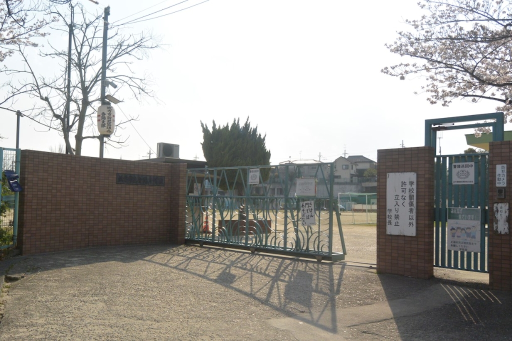 小学校　枚方市立香陽小学校（小学校）まで693m