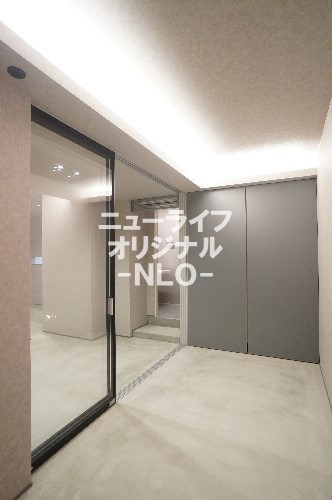 玄関　センサーにかざすだけで施錠・解錠がスムーズにできます。鍵穴が