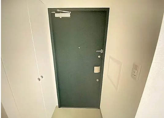 玄関　写真は同タイプ住居です。