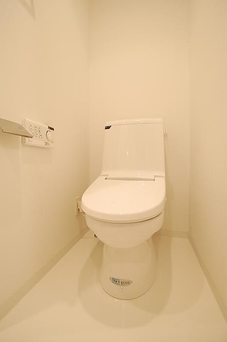 京王井の頭線 高井戸駅 徒歩5分 8階建 築18年のトイレ写真