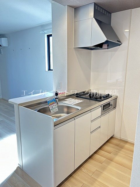 キッチン　参考：201号室（内装・設備が異なる場合があります。）