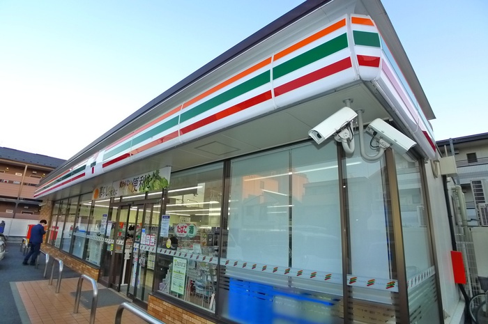 コンビニ　セブンイレブン（コンビニ）まで232m