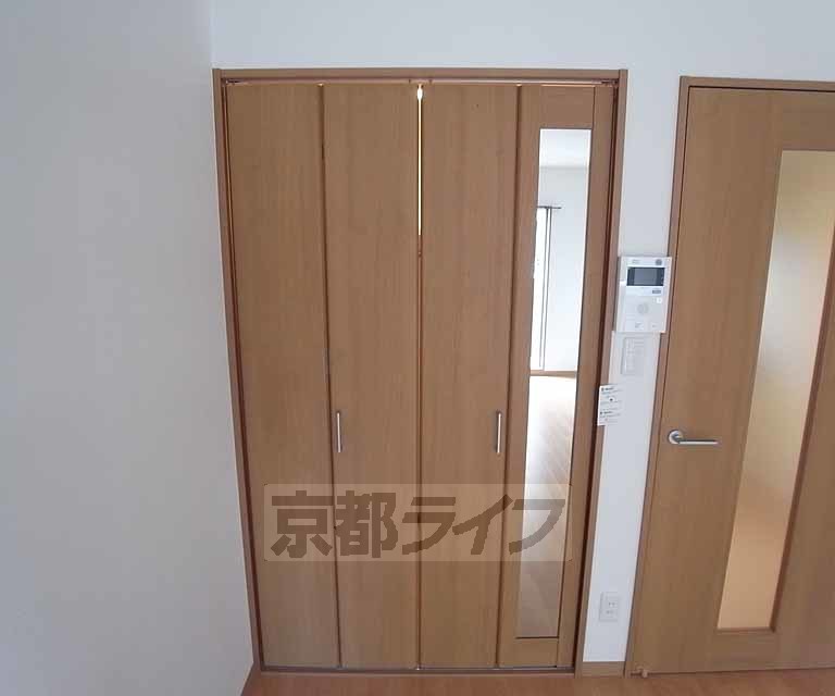 その他部屋・スペース　クローゼット扉の一部が鏡になってます