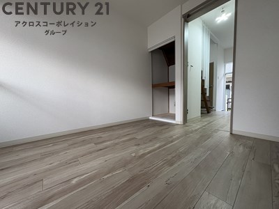 居室・リビング　床色が明るい色合いで、とてもきれいです。