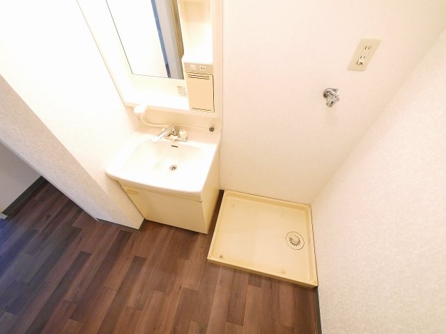 洗面設備　ゆったりとスペースのある洗面所