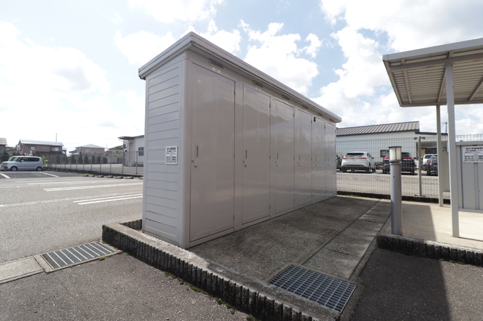 駐車場　物置