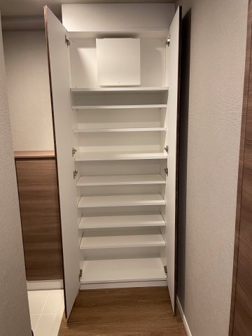 収納　同タイプ別室参考写真（色味が異なります）