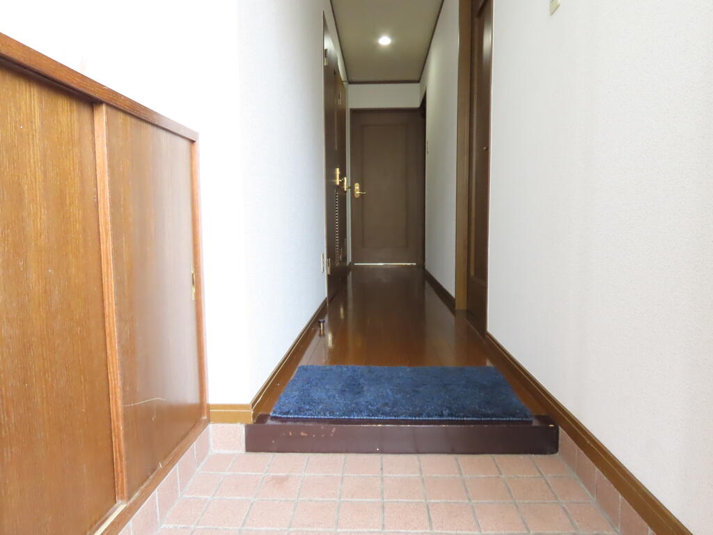 玄関　※同じ間取りの別号室の写真です