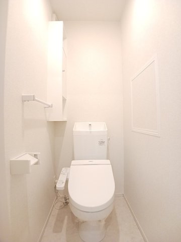 トイレ　落ち着いた色調のトイレです