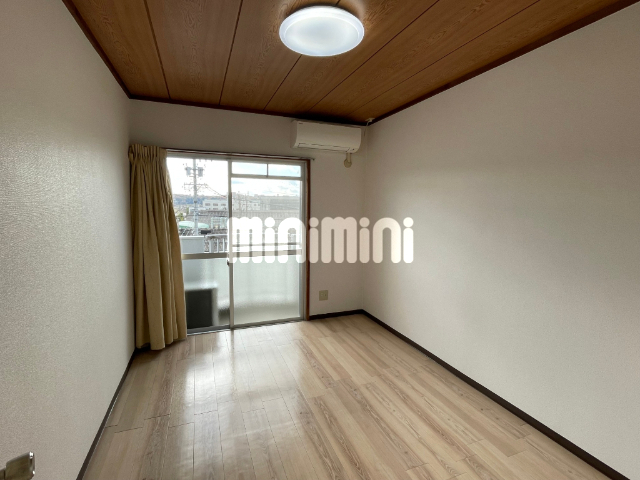 居室・リビング　暖かな日差しが入るお部屋です。