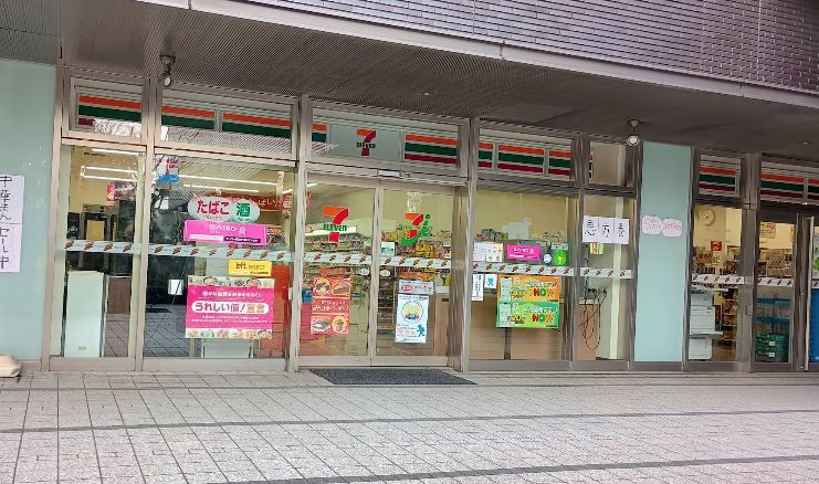 コンビニ　セブンイレブン（コンビニ）まで10m
