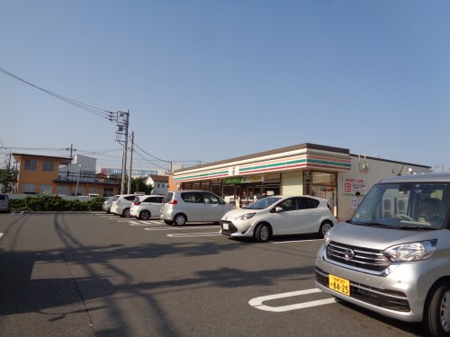 コンビニ　セブンイレブン（コンビニ）まで881m