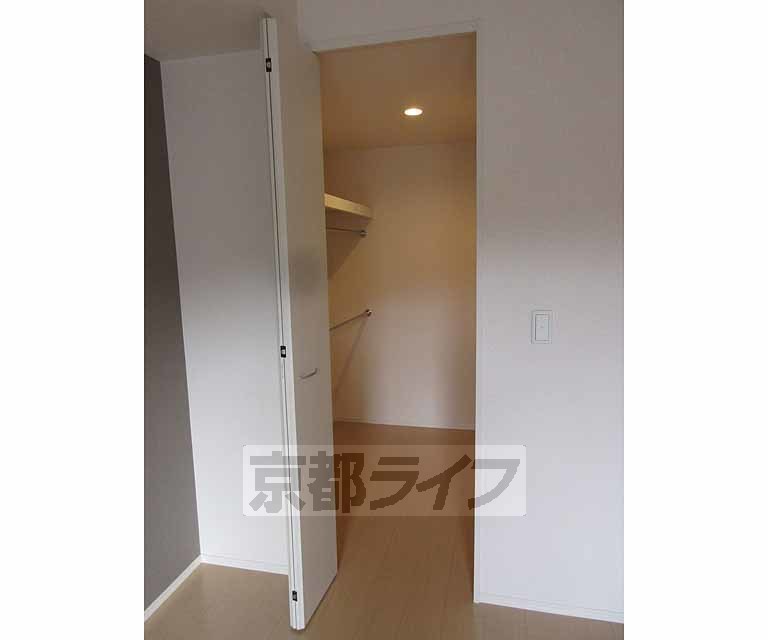 収納　ウォークインクローゼットでたくさん収納できます。