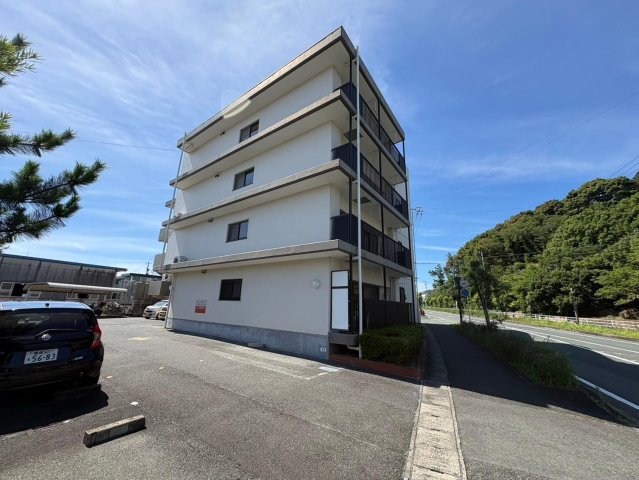 駐車場　車出入口からの外観