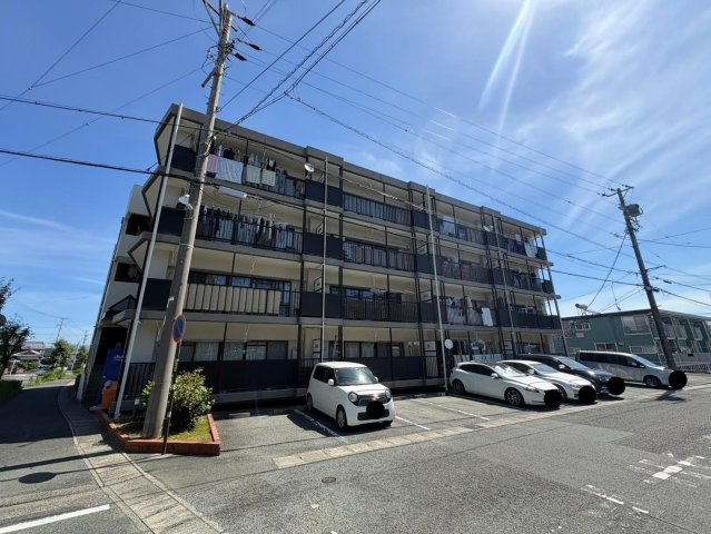 建物外観　駐車場からの外観（駐車場は建物周囲にございます）