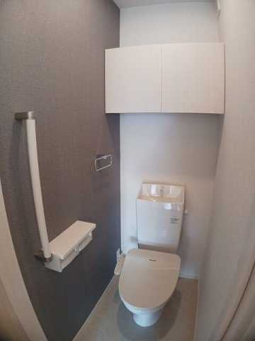 トイレ　落ち着いた色調のトイレです