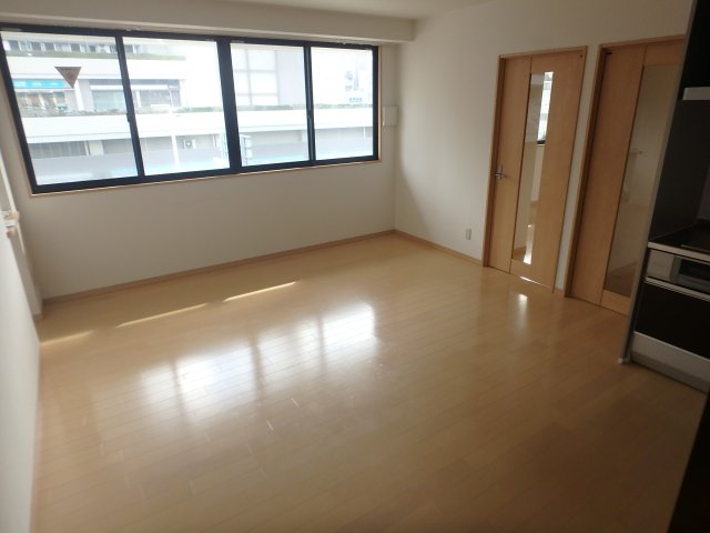 西宮北口ビルくすの木の居間写真