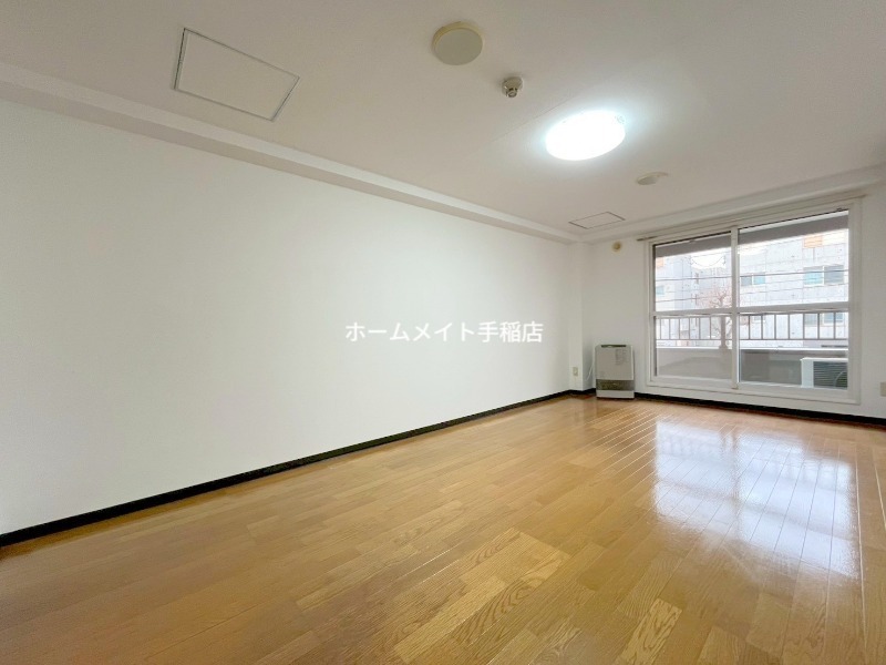 居室・リビング　バルコニー付き！