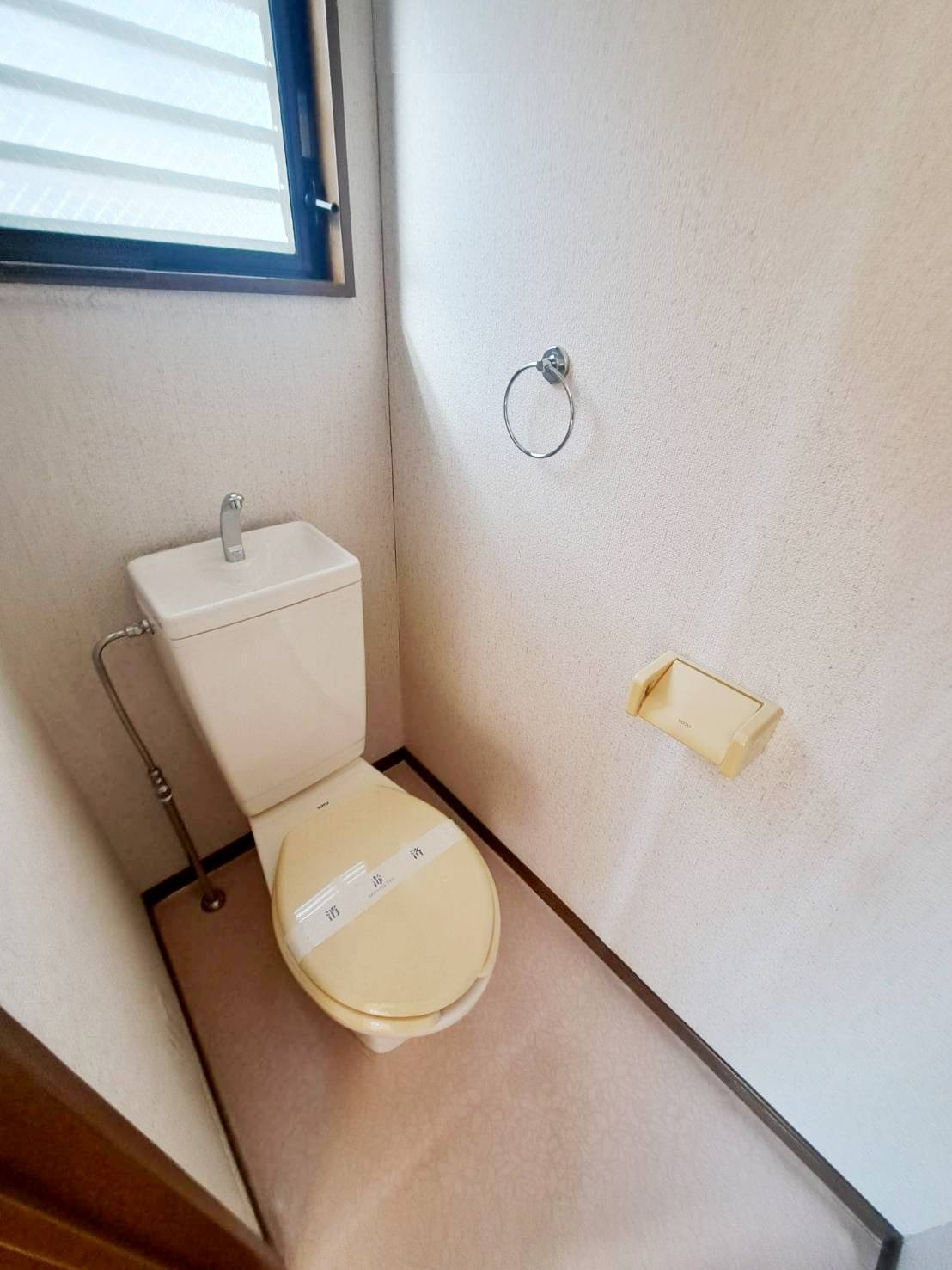 トイレ　トイレにも窓あり