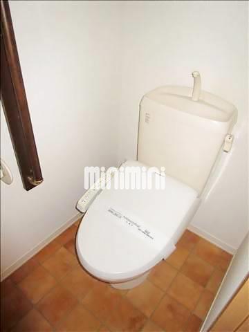 トイレ　温水洗浄便座付きのトイレです。