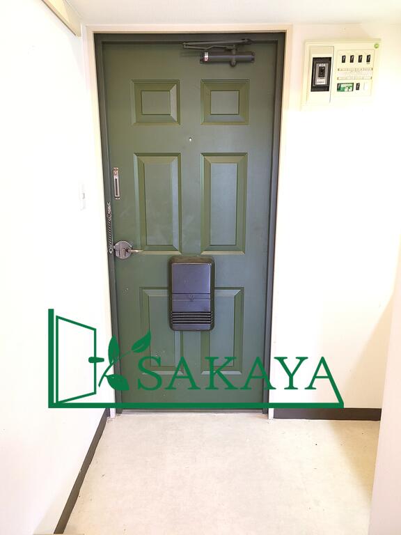 玄関　※別部屋のドア画像です