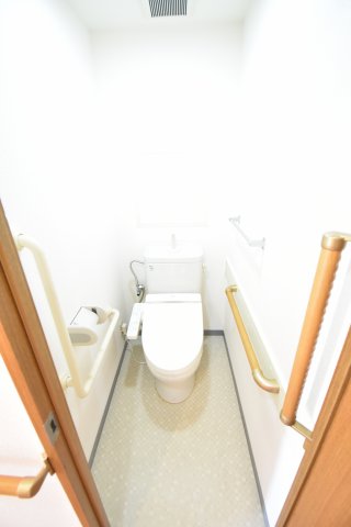トイレ　別号室の写真です。ご参考までに