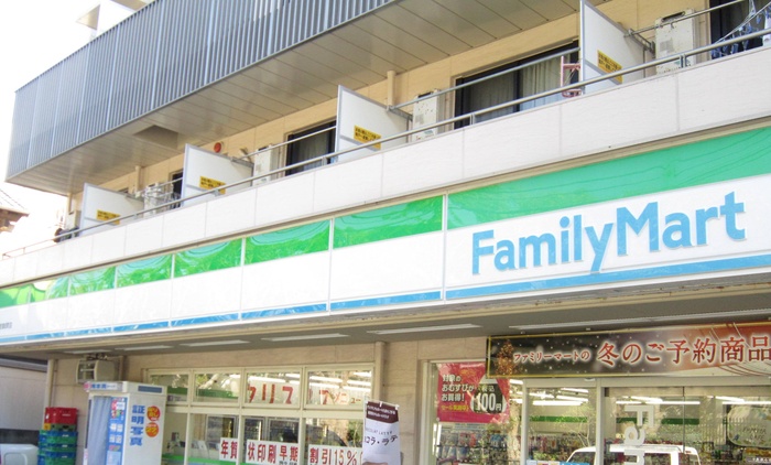 コンビニ　ファミリーマート（コンビニ）まで900m