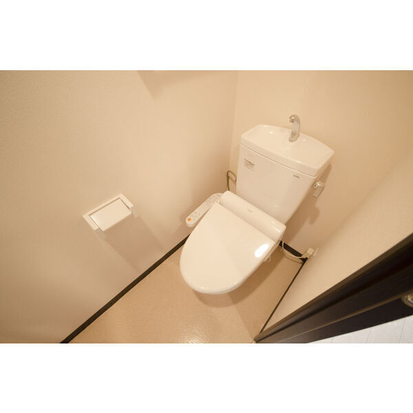 地下鉄東山線 本陣駅 徒歩5分 7階建 築12年のトイレ写真