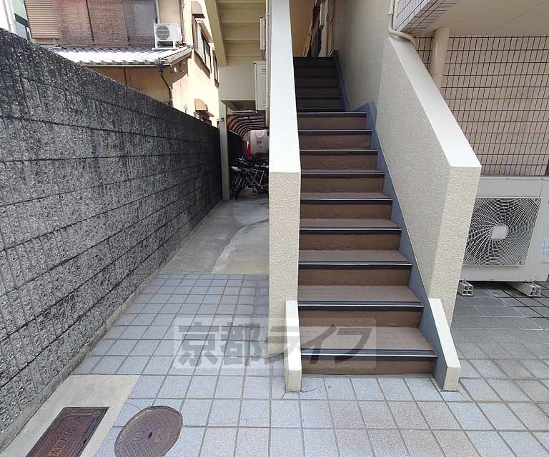 【京都市右京区西院三蔵町のマンションのエントランス】